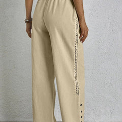 Pantalones relajados Shania de Warszawska Elegancja con botones, estilo casual y cómodo, en color neutro.