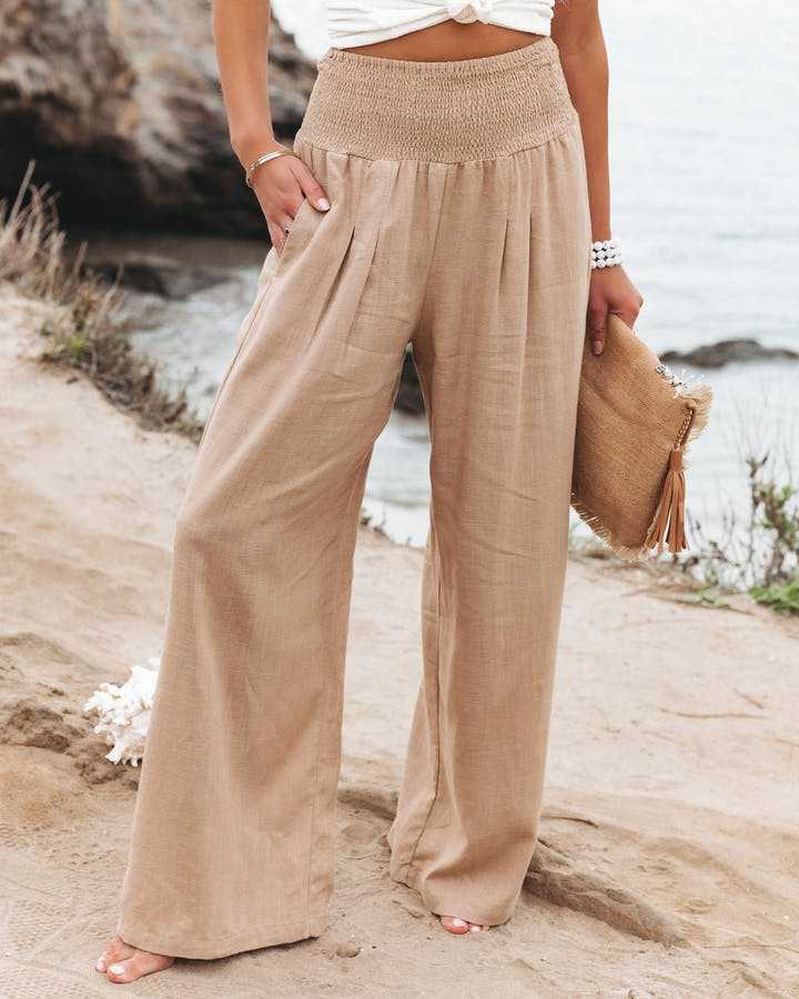 Pantalones anchos beige Aileen de Warszawska Elegancja, ideales para la playa, con estilo cómodo y moderno.
