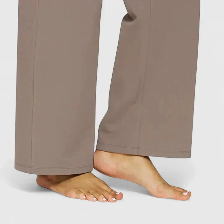 Pantalones elegantes Ame de Warszawska Elegancja, vista de la parte inferior mostrando el diseño y el ajuste sofisticado.