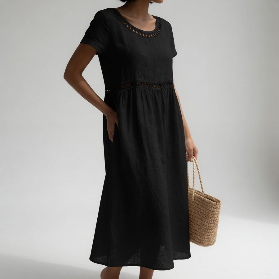 Sukienka haftowana lniana Liwia Warszawska Elegancja, czarna, con detalles decorativos y corte elegante.