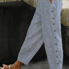 Pantalones de rayas con botones de la marca Warszawska Elegancja, diseño elegante y cómodo en colores neutros.