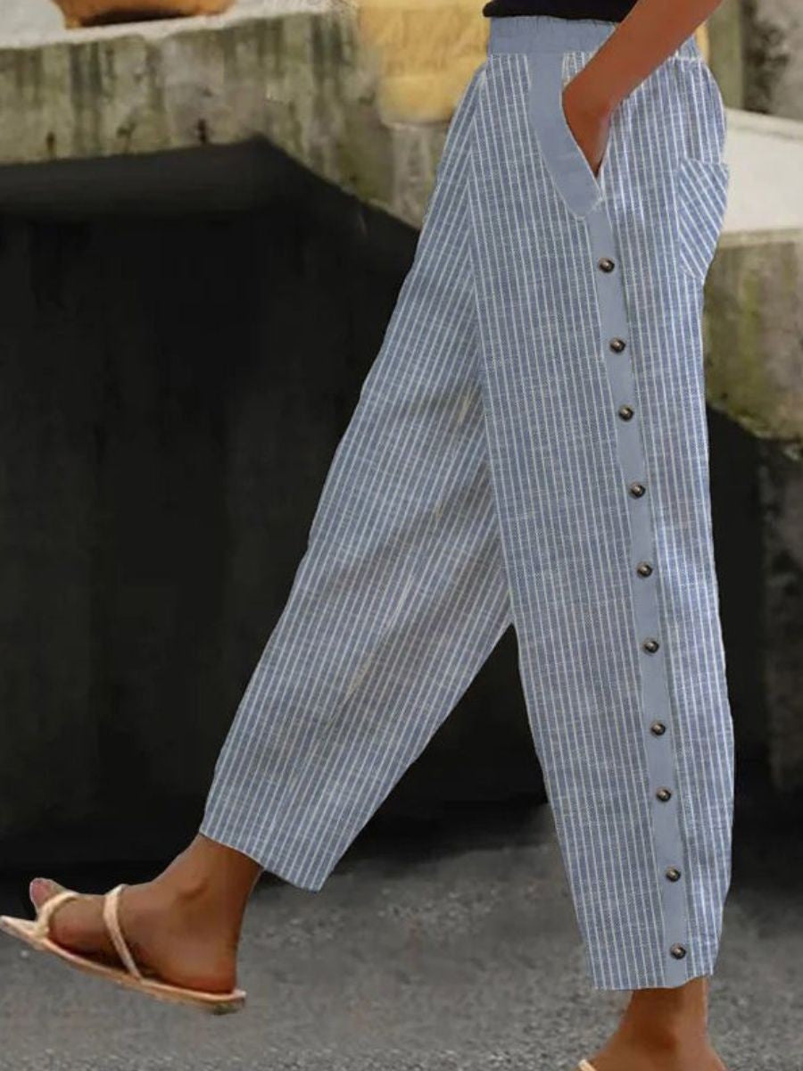 Pantalones de rayas con botones de la marca Warszawska Elegancja, diseño elegante y cómodo en colores neutros.