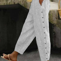 Pantalones a rayas con botones de la marca Warszawska Elegancja, estilo casual y moderno en tela de alta calidad.