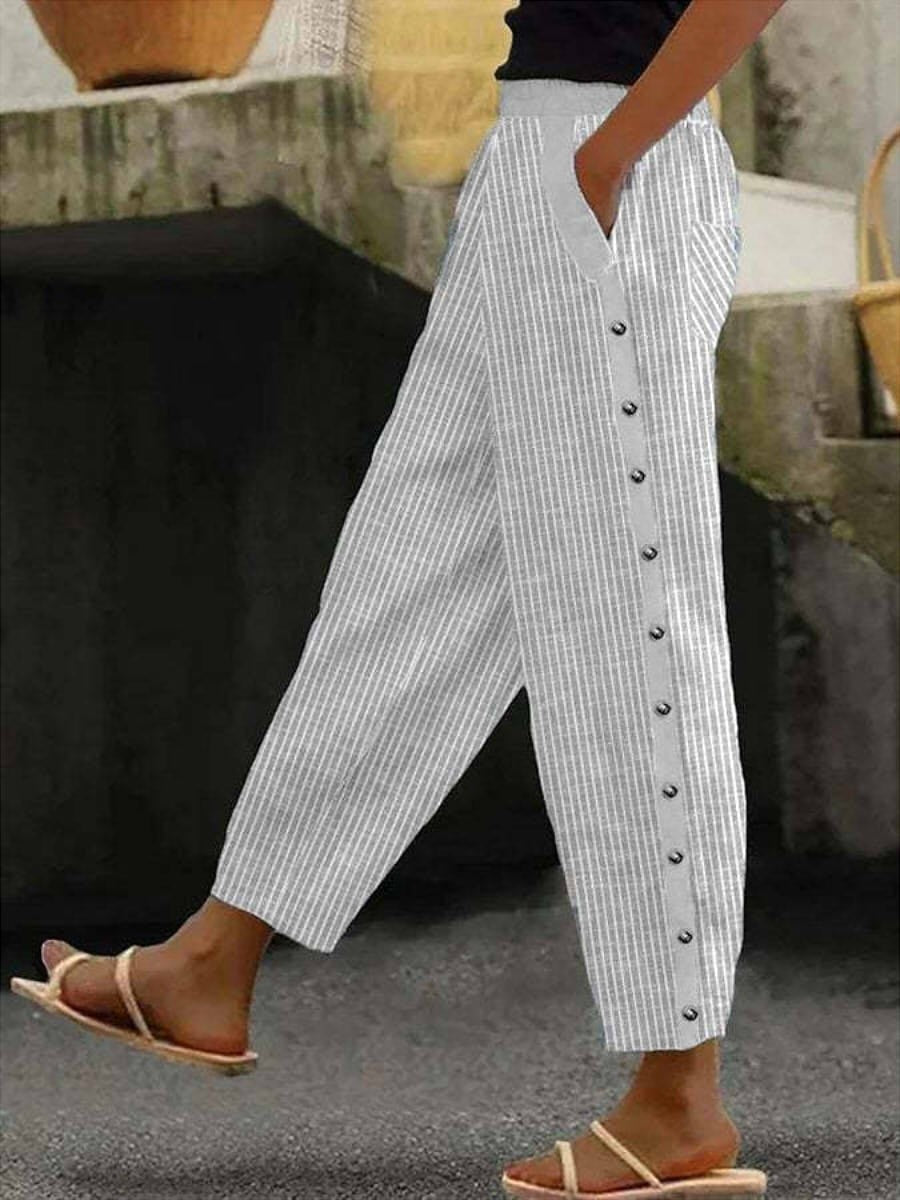 Pantalones a rayas con botones de la marca Warszawska Elegancja, estilo casual y moderno en tela de alta calidad.