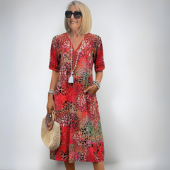 Vestido de primavera Karolína de longitud media de la marca Warszawska Elegancja, con diseño elegante y detalles en la imagen.