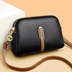 Bolsa de cuero Nina de Warszawska Elegancja en color azul, con diseño elegante y detalles en negro.