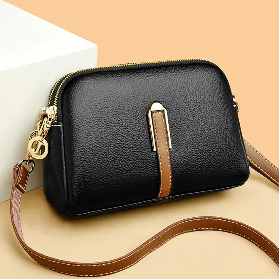 Bolsa de cuero Nina de Warszawska Elegancja en color azul, con diseño elegante y detalles en negro.