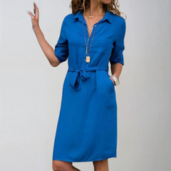 Vestido casual de verano Karolína de longitud hasta las rodillas, de la marca Warszawska Elegancja, en un fondo neutro.