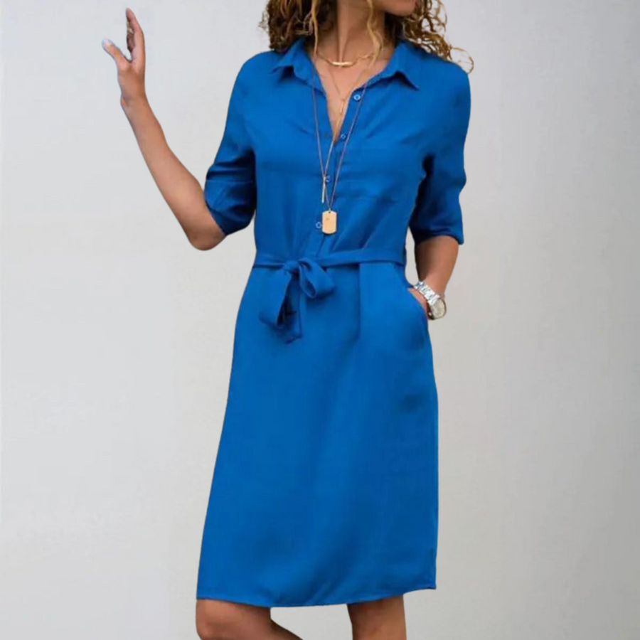 Vestido casual de verano Karolína de longitud hasta las rodillas, de la marca Warszawska Elegancja, en un fondo neutro.