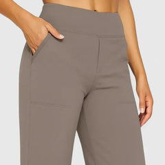 Pantalones cómodos Jasmynne de Warszawska Elegancja, vista frontal y lateral mostrando su estilo y ajuste casual.