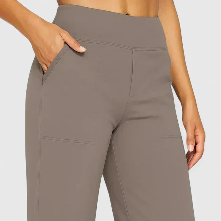 Pantalones cómodos Jasmynne de Warszawska Elegancja, vista frontal y lateral mostrando su estilo y ajuste casual.