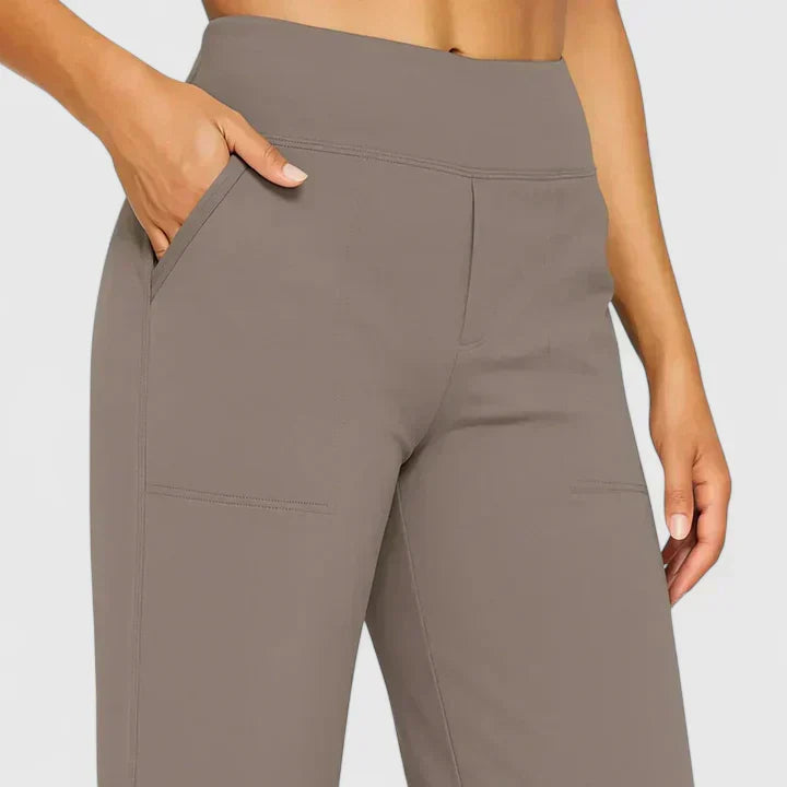 Pantalones elegantes Ame de Warszawska Elegancja, vista frontal y lateral, en color neutro y corte moderno.