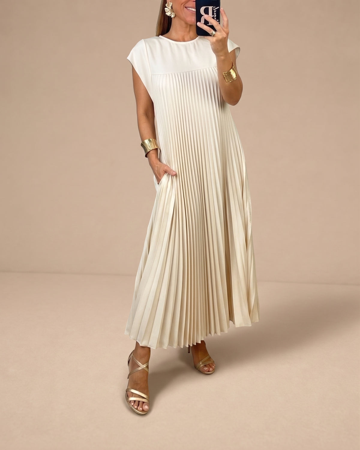 Vestido Aleksandra de Warszawska Elegancja, cómodo y elegante, mostrando su diseño clásico y tejido en la imagen.