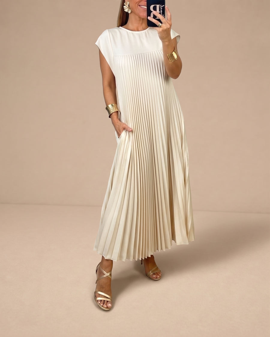 Vestido Aleksandra de Warszawska Elegancja, cómodo y elegante, mostrando su diseño clásico y tejido en la imagen.
