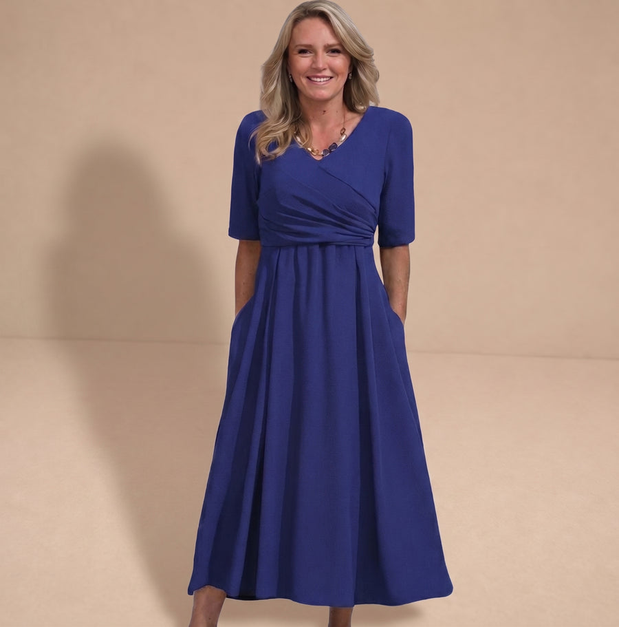 Vestido midi estilo Petra de Warszawska Elegancja con bolsillos, diseño elegante y moderno en color neutro.