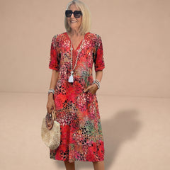 Vestido de primavera de longitud media Karolína, por Warszawska Elegancja, con diseño elegante y detalles florales visibles.