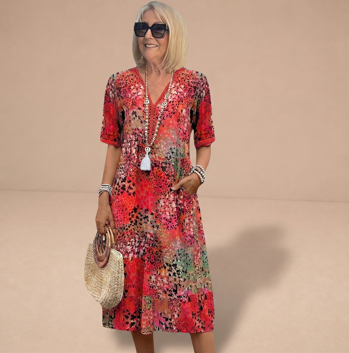 Vestido de primavera de longitud media Karolína, por Warszawska Elegancja, con diseño elegante y detalles florales visibles.