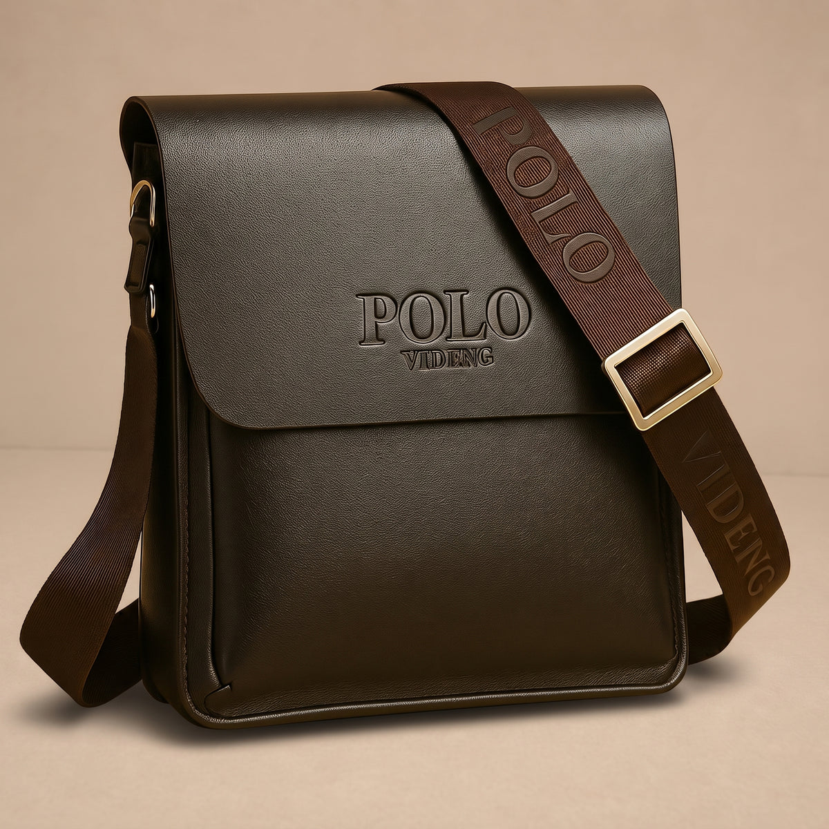 Bolsa de cuero Wioletta de Warszawska Elegancja, estilo polo, con asa de mano y detalles en cuero en color neutro.