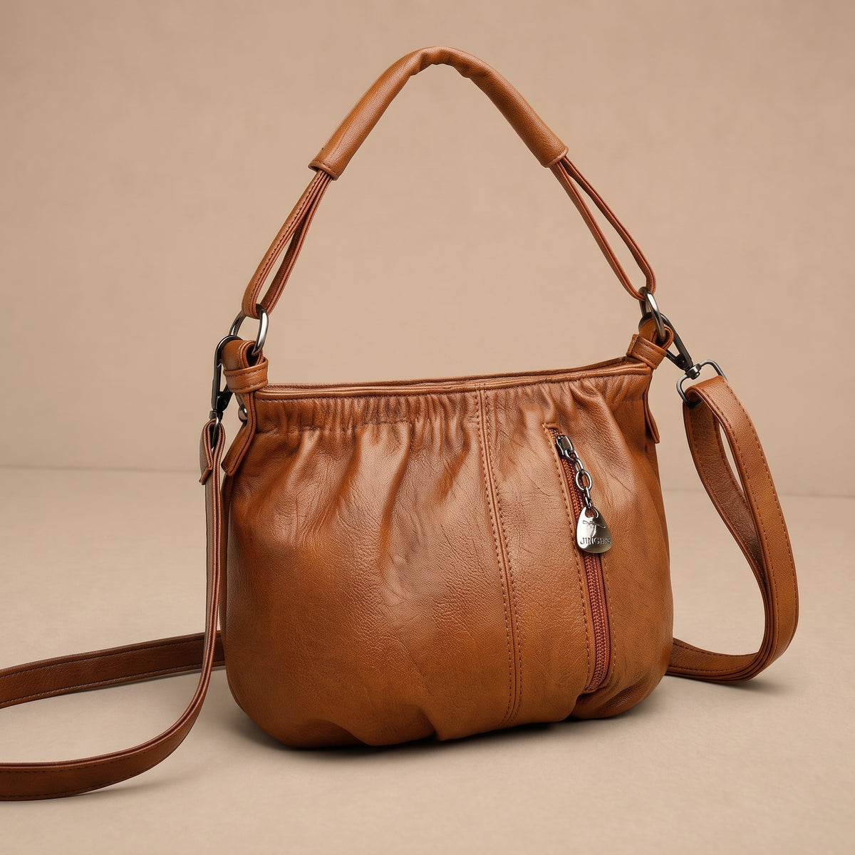 Bolsa Katarzyna de estilo contemporáneo y multicapas, diseñada por Warszawska Elegancja, en color negro con detalles elegantes.