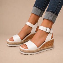 Sandalias elegantes Cassandra de Warszawska Elegancja con suela de plataforma en color neutro, vistas desde el lateral.