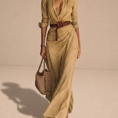 Vestido maxi elegante de Warszawska Elegancja, resaltando la figura, en color sobrio y diseño sofisticado.