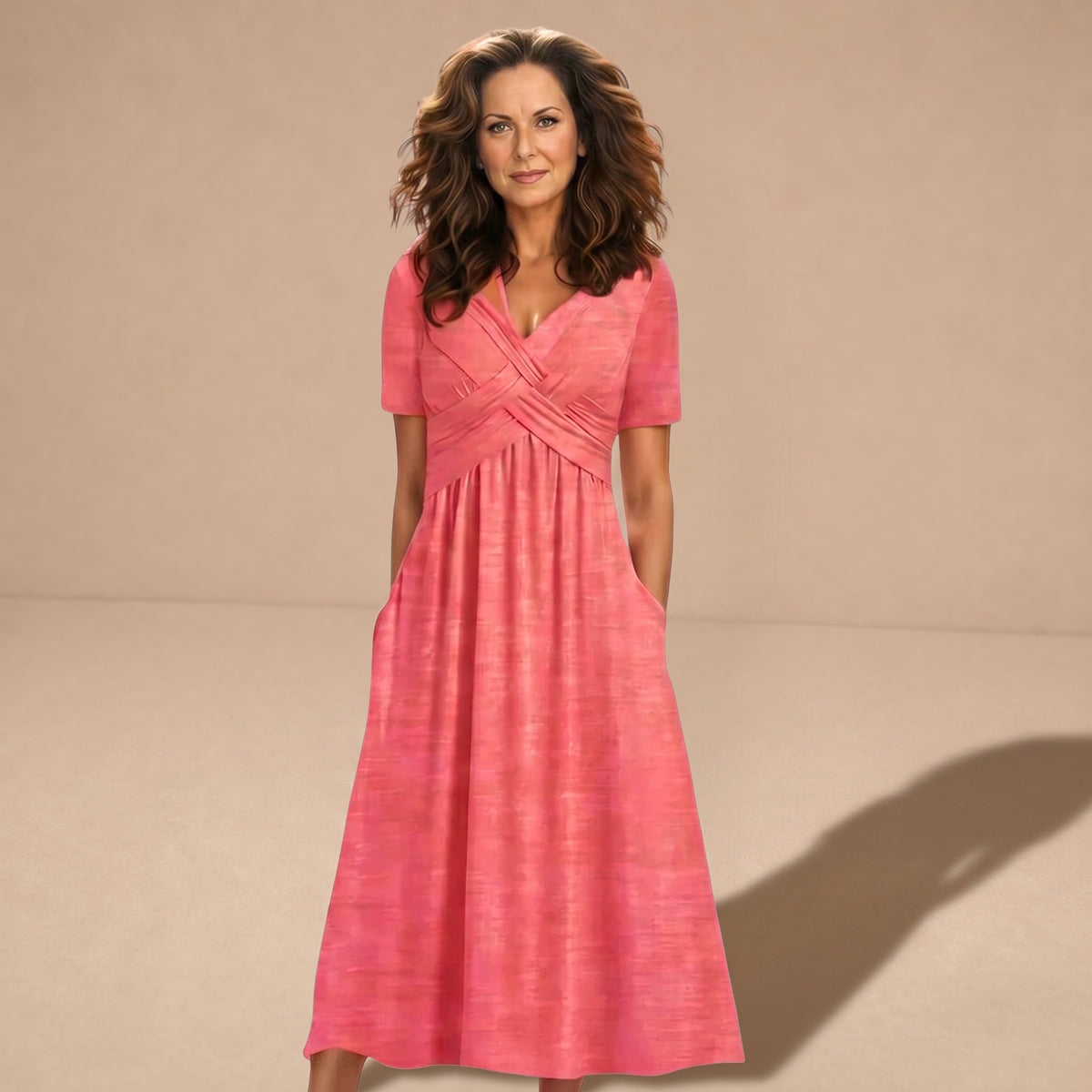 Vestido elegante Adéla de Warszawska Elegancja, ajustado y sofisticado, en color suave y con detalles delicados, en una imagen.
