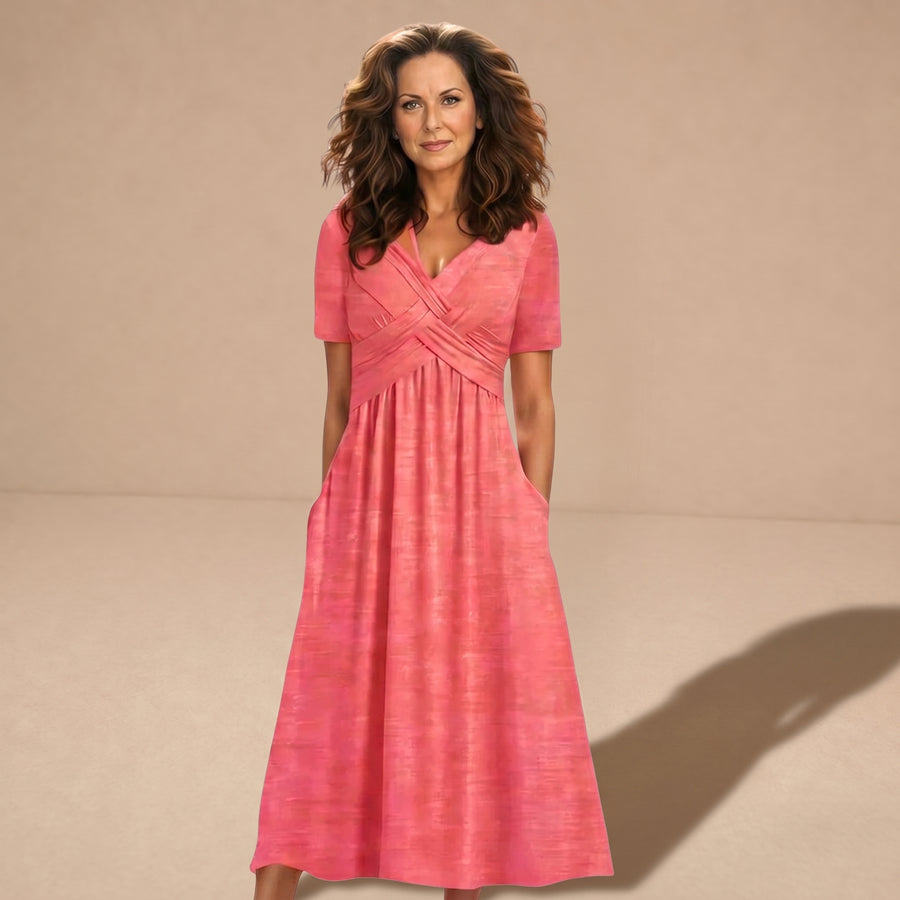 Vestido elegante Adéla de Warszawska Elegancja, ajustado y sofisticado, en color suave y con detalles delicados, en una imagen.