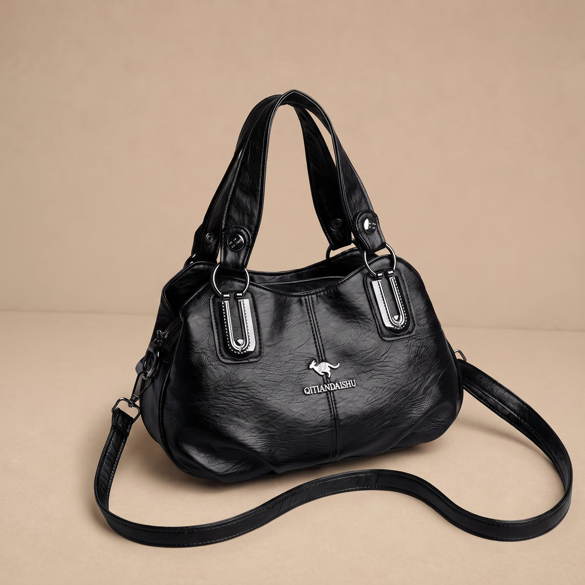Lidia, gran bolso de diseñador de Warszawska Elegancja, con acabado elegante y detalles en cuero en color neutro.