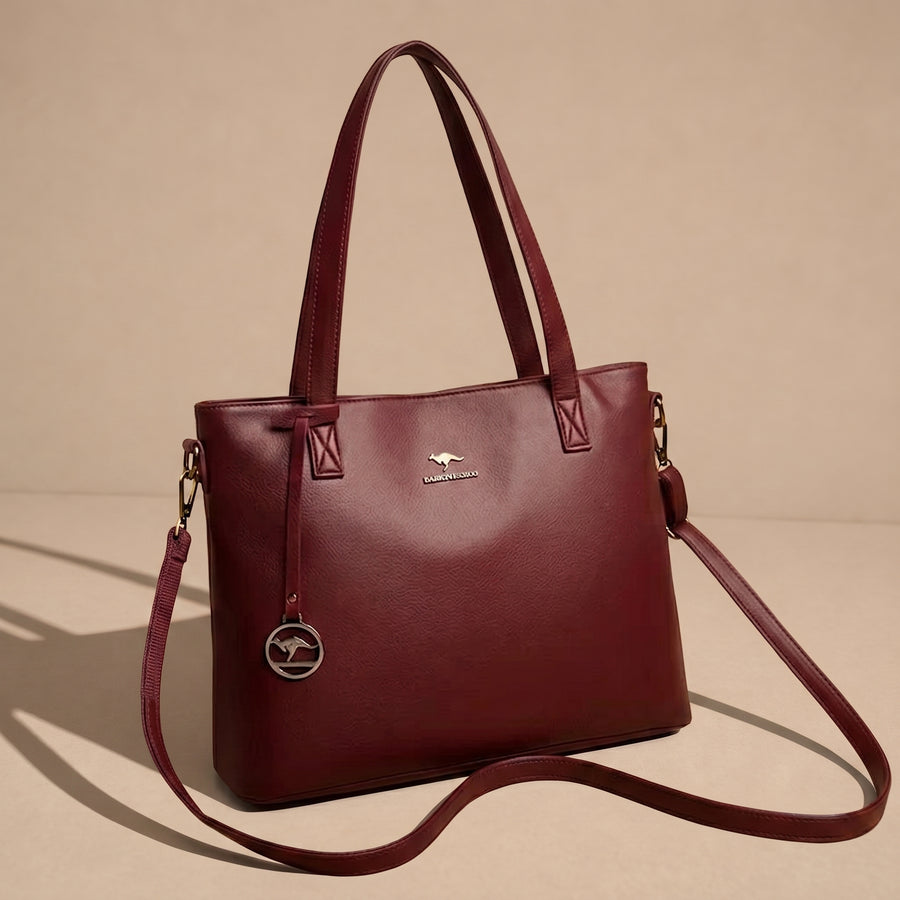 Bolsa de viaje Wiktoria de Warszawska Elegancja, tamaño compacto, en color negro con detalles elegantes y asas resistentes.