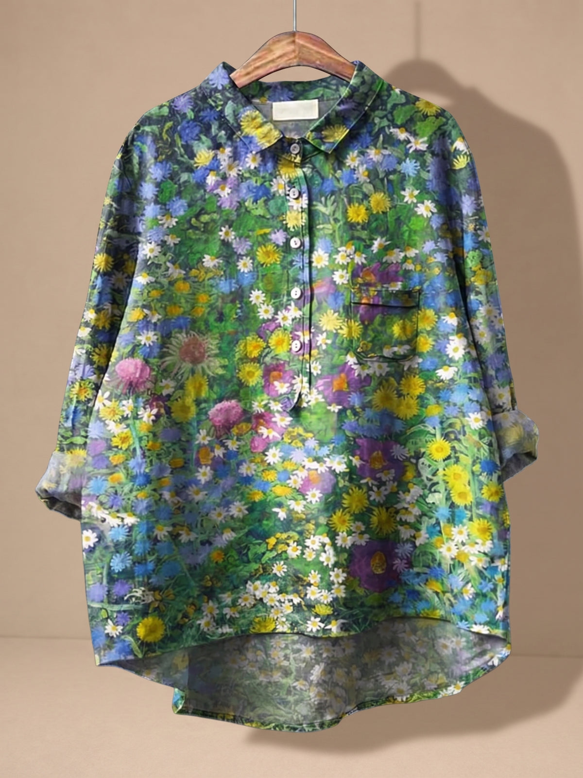 Camisa floral Imogen de Warszawska Elegancja, diseño elegante con estampado de flores y corte cómodo para mujer.