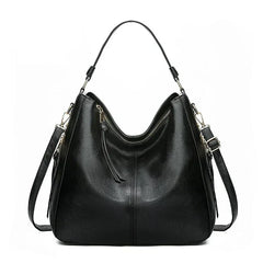 Bolso hobo de cuero para mujer Justyna de Warszawska Elegancja, en color azul, con asa larga y diseño elegante.