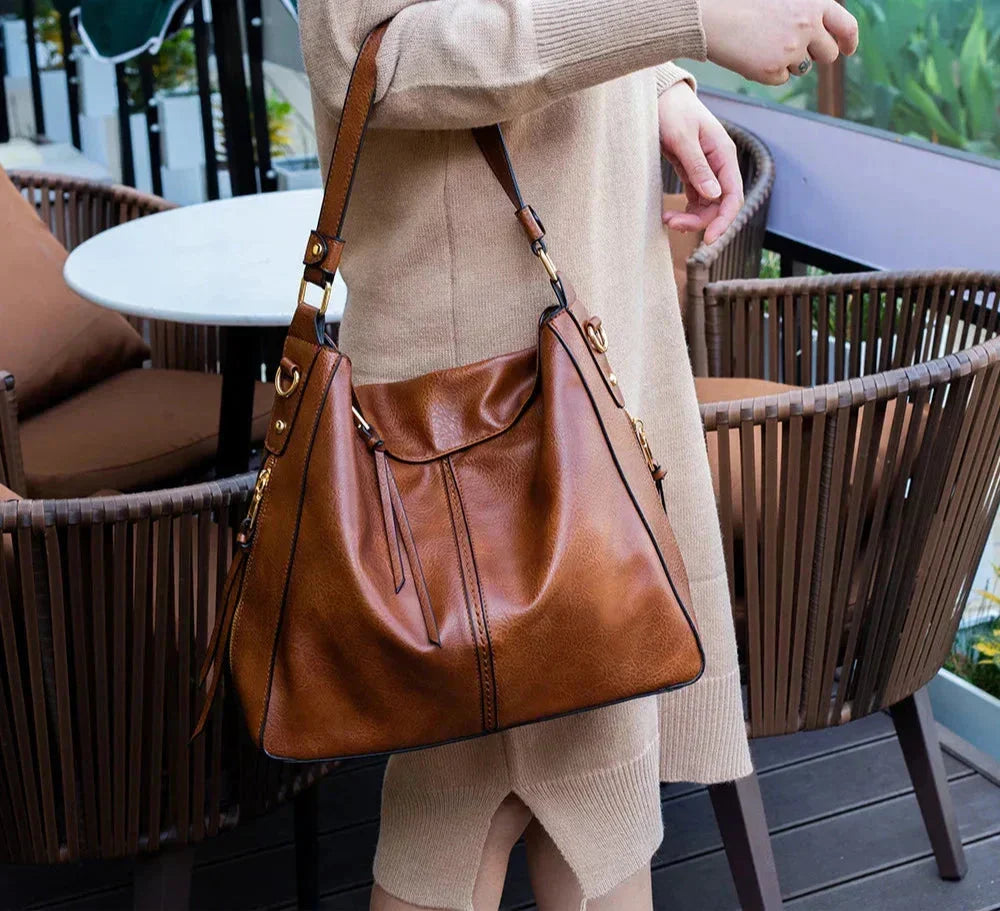 Bolso hobo de cuero para mujer de color azul, modelo Justyna, de la marca Warszawska Elegancja.