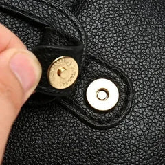 Bolsa retro de cuero Sylwia de Warszawska Elegancja, en color azul, con estilo vintage y diseño elegante para mujer.