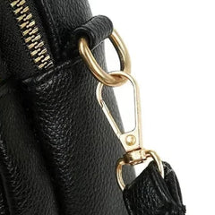 Bolsa de mujer Sylwia de cuero retro en color azul, diseñada por Warszawska Elegancja, con estilo vintage y detalles elegantes.