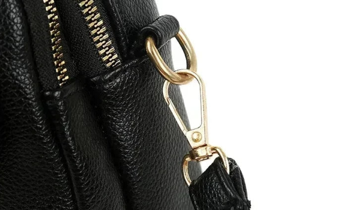 Bolsa de mujer Sylwia de cuero retro en color azul, diseñada por Warszawska Elegancja, con estilo vintage y detalles elegantes.