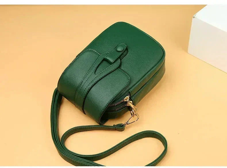 Bolsa retro de cuero Sylwia de Warszawska Elegancja, bolso de mujer azul con diseño vintage y detalles elegantes.
