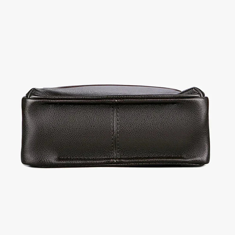 Bolso de cuero azul Wioletta de PoloStreet, con diseño elegante y detalles finos, de la marca Warszawska Elegancja.