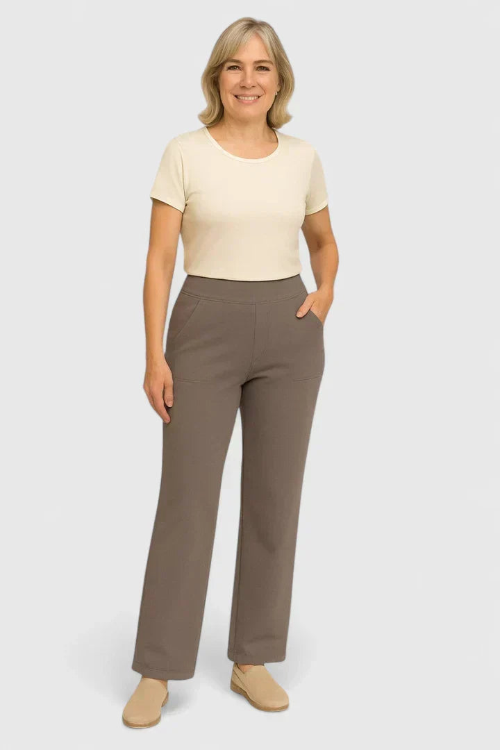Mujer con pantalones cómodos Jasmynne de Warszawska Elegancja en fondo de estudio, estilo casual y elegante en tono taupe.