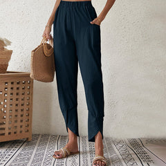 Pantalones de mujer Essari con dobladillo crudo de la marca Warszawska Elegancja en color oscuro, vista frontal con detalles de costura.